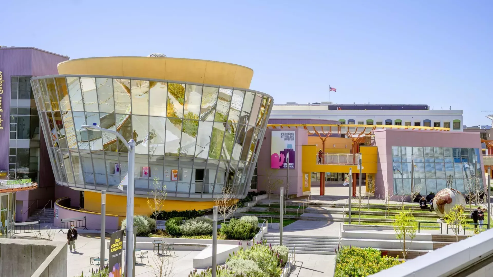 Exterior del Museo de la Creatividad Infantil en un día soleado