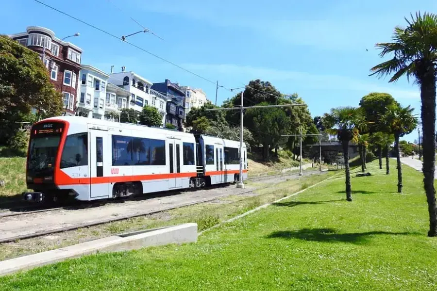 Un tren de pasajeros MUNI circula por una vía en San Francisco.