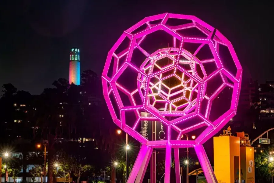 Buckyball brilha em primeiro plano enquanto a Coit Tower brilha à distância.