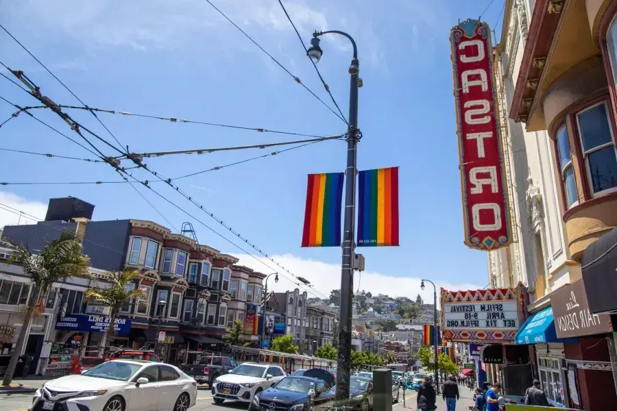 El barrio Castro de San Francisco, con el cartel del Teatro Castro y banderas del arco iris en primer plano.