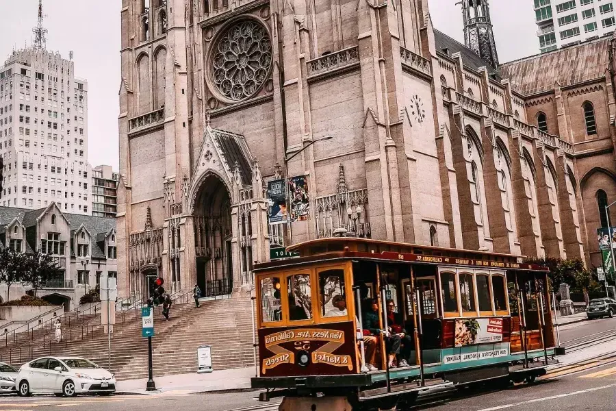 Cable Car che passa per Grace Cathedral