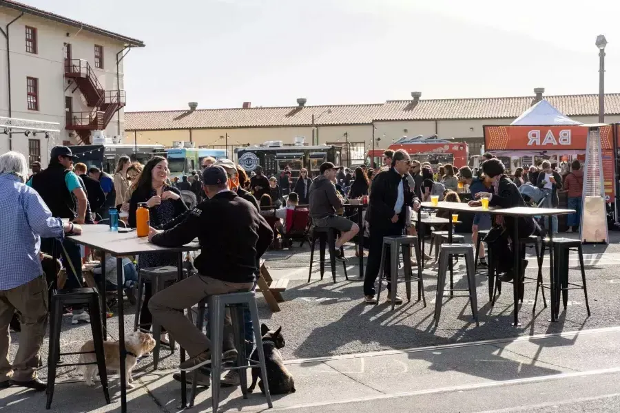 Uma multidão de pessoas se reúne para comer em food trucks durante o Off the Grid no Fort Mason Center.