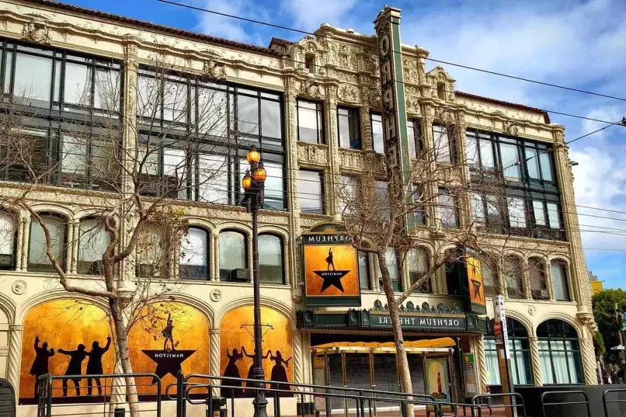 Exterior del Teatro Orpheum, con carteles promocionales del musical de Broadway "Hamilton".