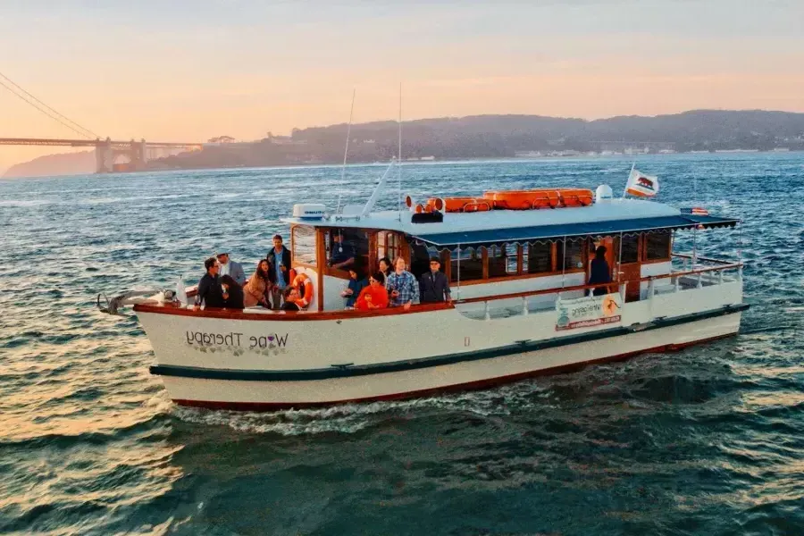 Barco de vinoterapia en la bahía de San Francisco. 