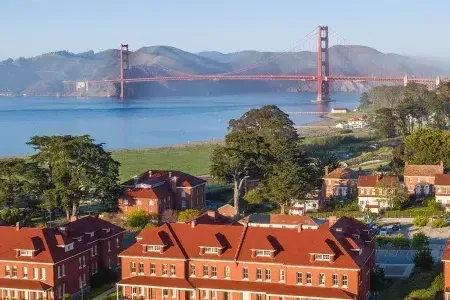 Aérea do Walt Disney Family Museum com a Ponte Golden Gate ao fundo