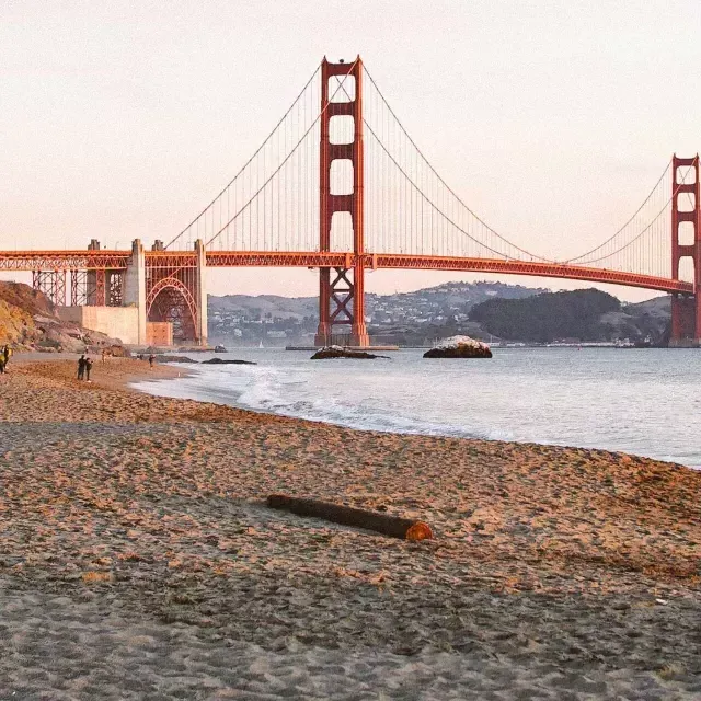 サンフランシスコのベイカービーチとGolden Gate Bridgeを背景にした写真