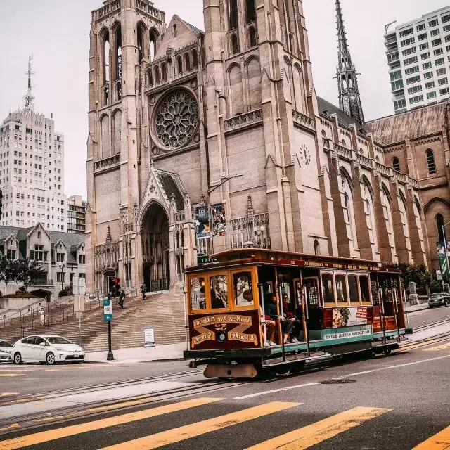 Cable Car an der Grace Cathedral vorbei