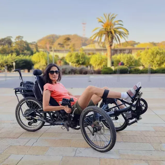 Jan Bonville erkundet den Golden Gate Park mit ihrem Spezialfahrrad.