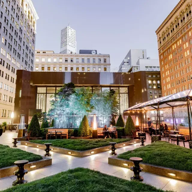 Imagen de la zona de estar al aire libre en The Vault Garden en el centro de San Francisco